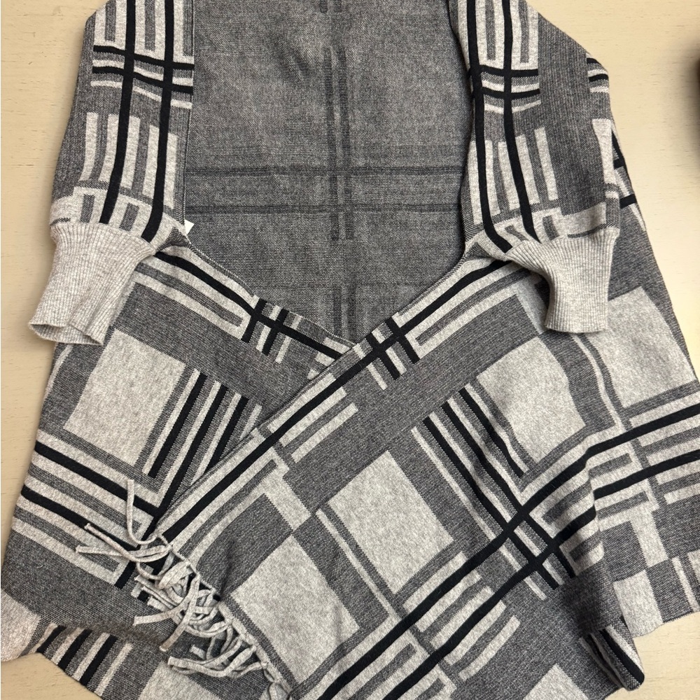 Gray and Black Plaid Women's Sweater wrap Short Sleeve with fringe EUC one size - Picture 2 of 7